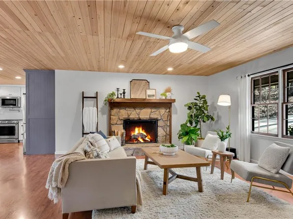 126 E Lake Dr, Roswell, GA 30075