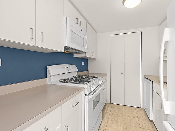5th image of 135 W 70th St APT 4M