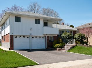 31 S Oaks Blvd, Plainview, NY 11803