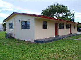 300 NW 5th Ter, Hallandale, FL