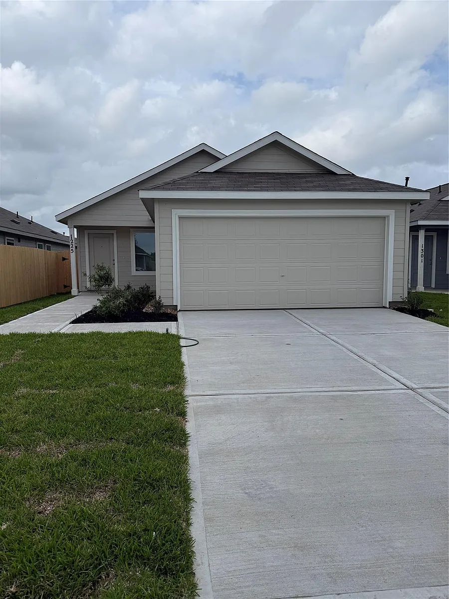 Building Photo - 1225 Charlotte Way