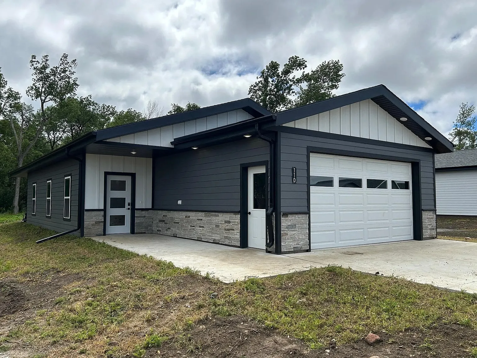 3 bed, 1456 sqft, $1,900 — Photo 1
