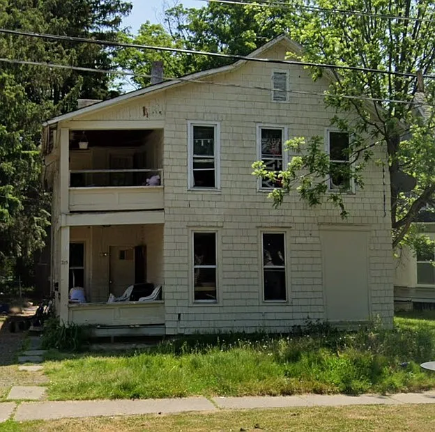 215 W Hudson St photo 1