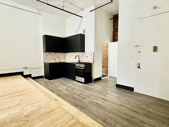 4th image of 27 Arion Pl #116