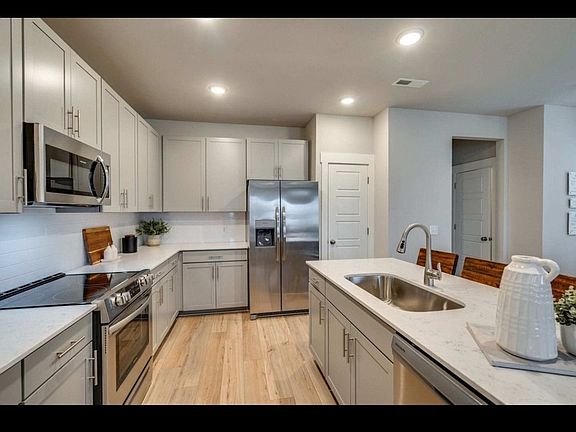 4th image of 1076 Ross Farms Blvd