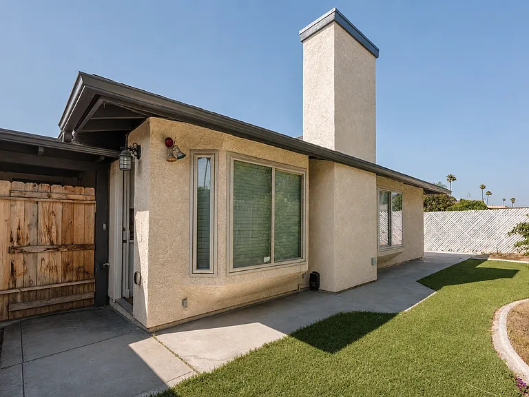 8840 San Vicente Ave — Photo 1
