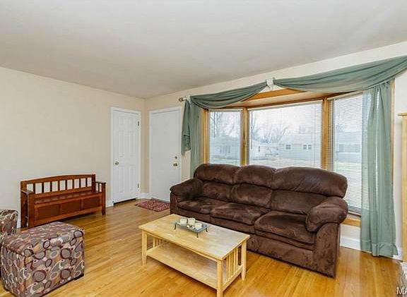 4th image of 215 Jeanette Dr