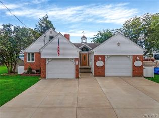 8603 Rivershore Dr, Niagara Falls, NY 14304