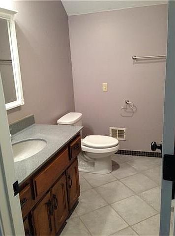 2nd floor full bathroom