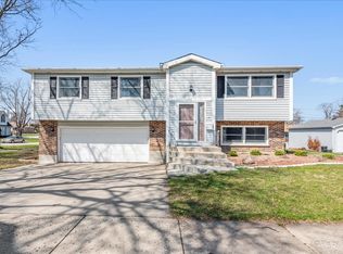 116 W Elm Ave, Roselle, IL 60172