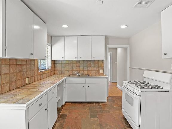4th image of 323 West St