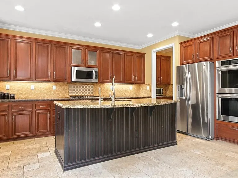 823 Canterbury Ln — Photo 9