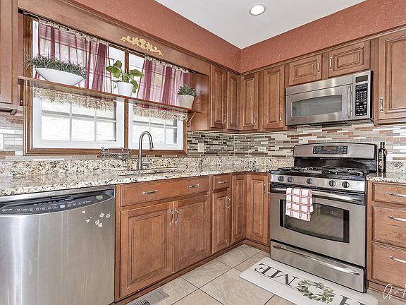 3rd image of 613 Pennsylvania Ct