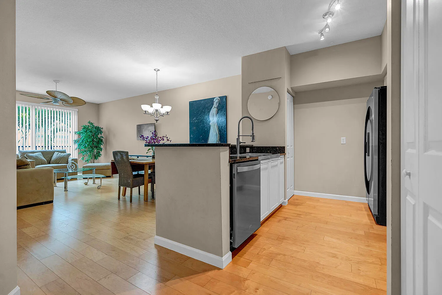 1 bed, 1.0 bath, 826 sqft, $6,000 — Photo 2