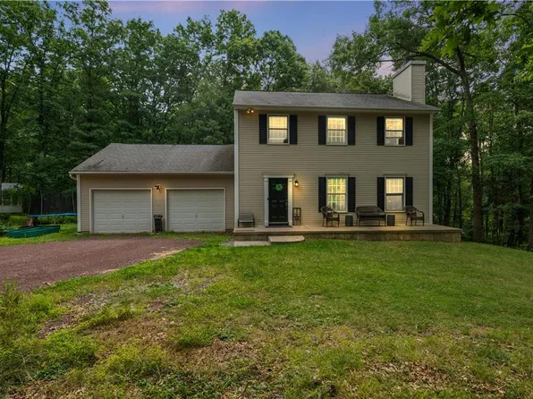 1306 N Rocky Mountain Dr, Effort, PA 18330