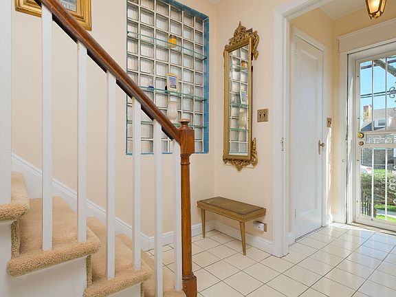 2nd image of 1555 Waring Ave