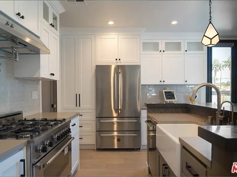 300 N Plymouth Blvd — Photo 5