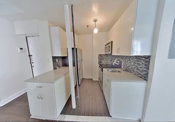 3rd image of 115 W 23rd St APT 23