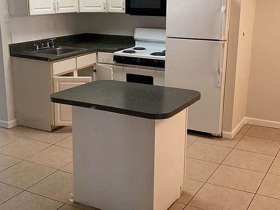 3rd image of 978 SW 10th Dr APT 1