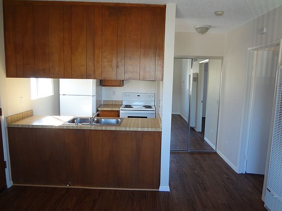 5th image of 2009 Thomas Ave #1