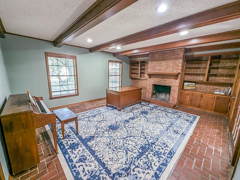 6231 Dillingham Ave — Photo 6