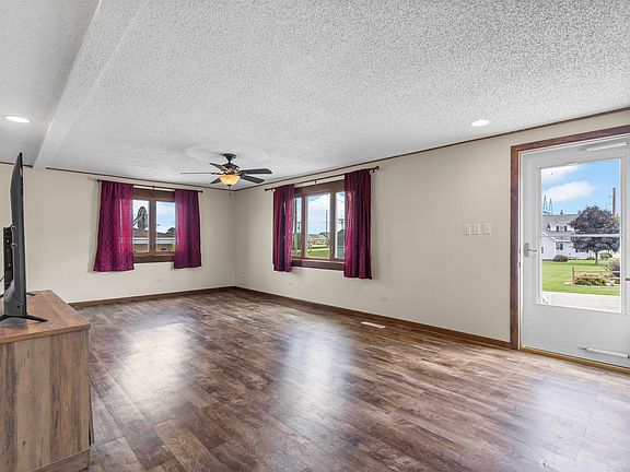 5th image of 116 10th St SE