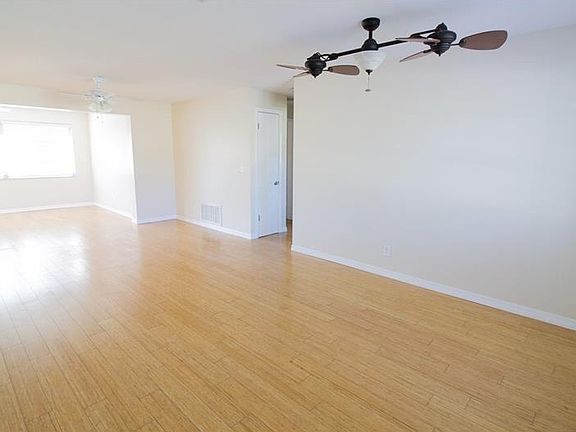 3rd image of 203 Cove Ct