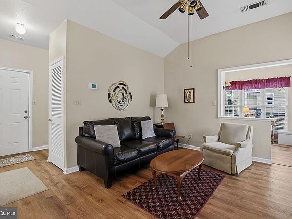 4th image of 604 Squire Ln #604-G