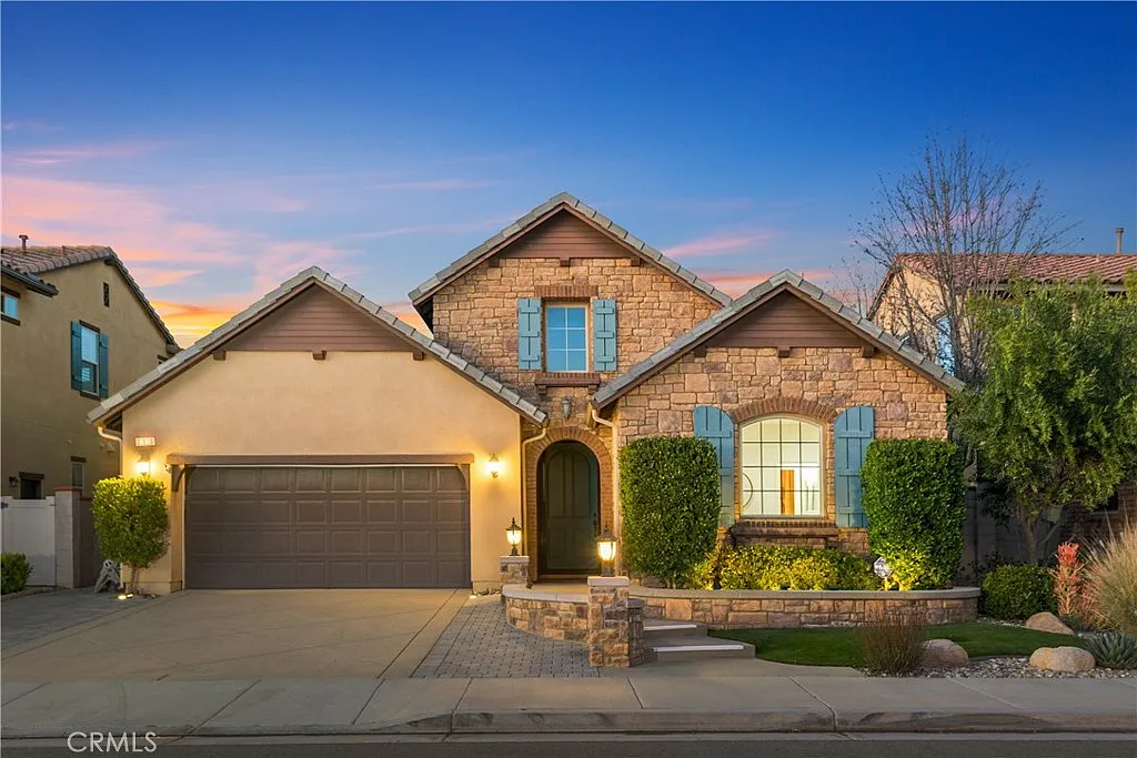4 bed, 2402 sqft, $4,000 — Photo 1