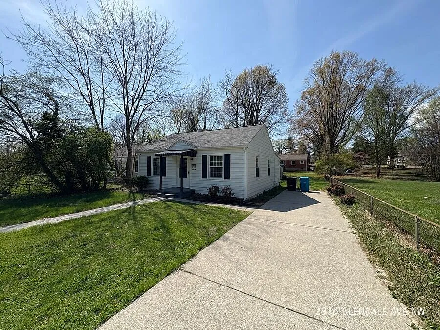 Charming 2 Bedroom Home in Northwest Roanoke Move-In Ready Soon! — Photo 2