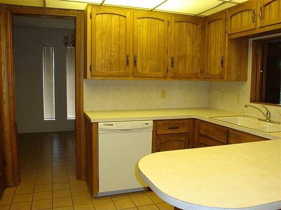 3rd image of 502 Gloria Ct