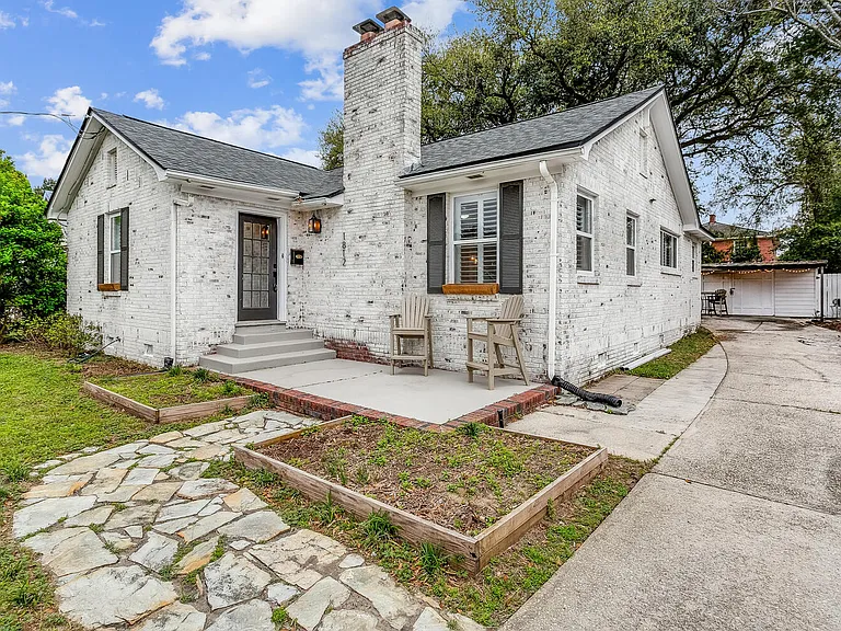 1812 E Avery St — Photo 1