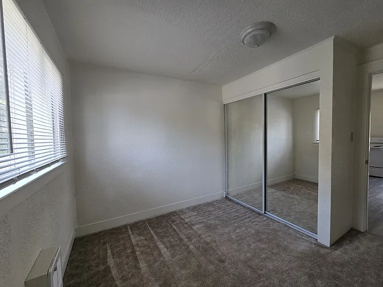 228 SE Pitzer St — Photo 9