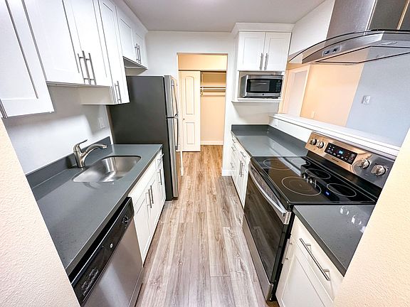 5th image of 9100 Roosevelt Way NE #406