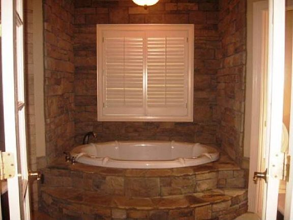 4th image of 324 Broadmoor Way