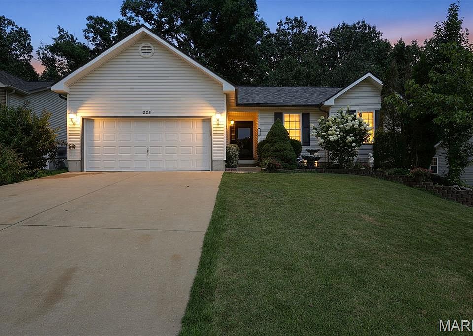 1st image of 223 Williamsburg Dr