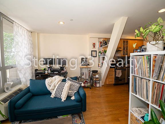 5th image of 2515 Crescent St APT 5B