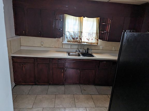 3rd image of 118 Hewitt Ave Floor 1