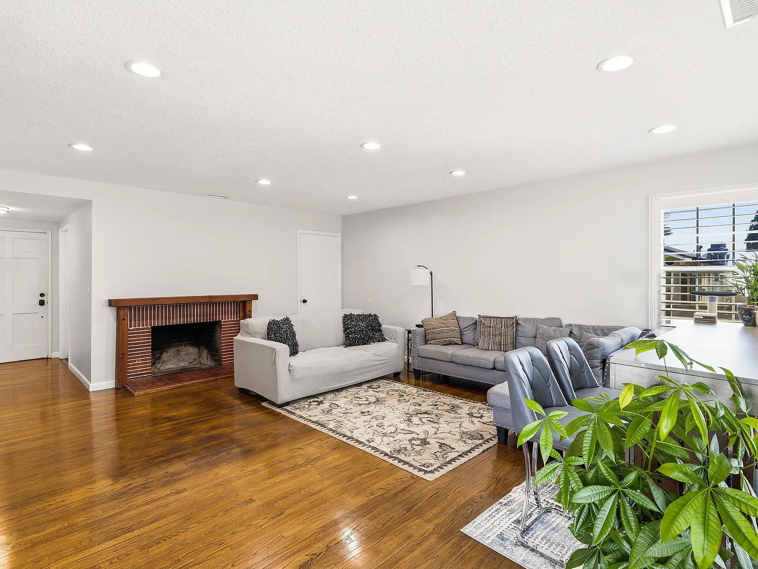 3 bed, 1326 sqft, $4,250 — Photo 3