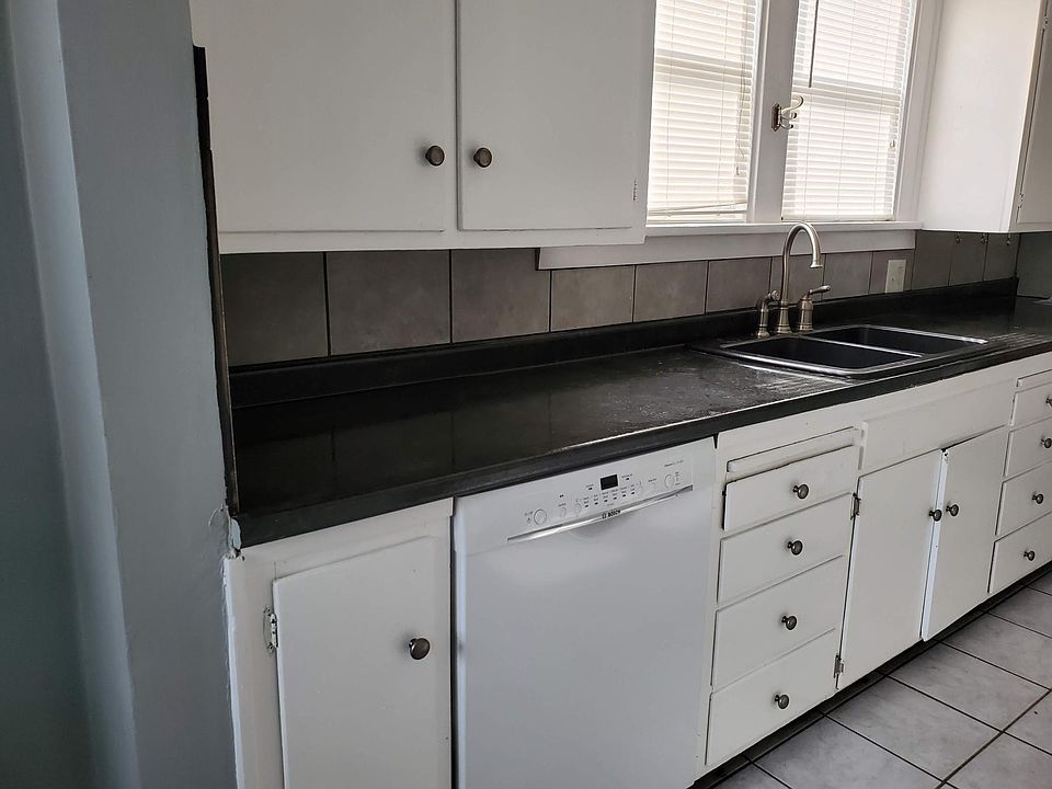 Main floor: Kitchen with backsplash
