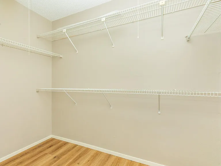 7128 N Holiday Dr — Photo 26