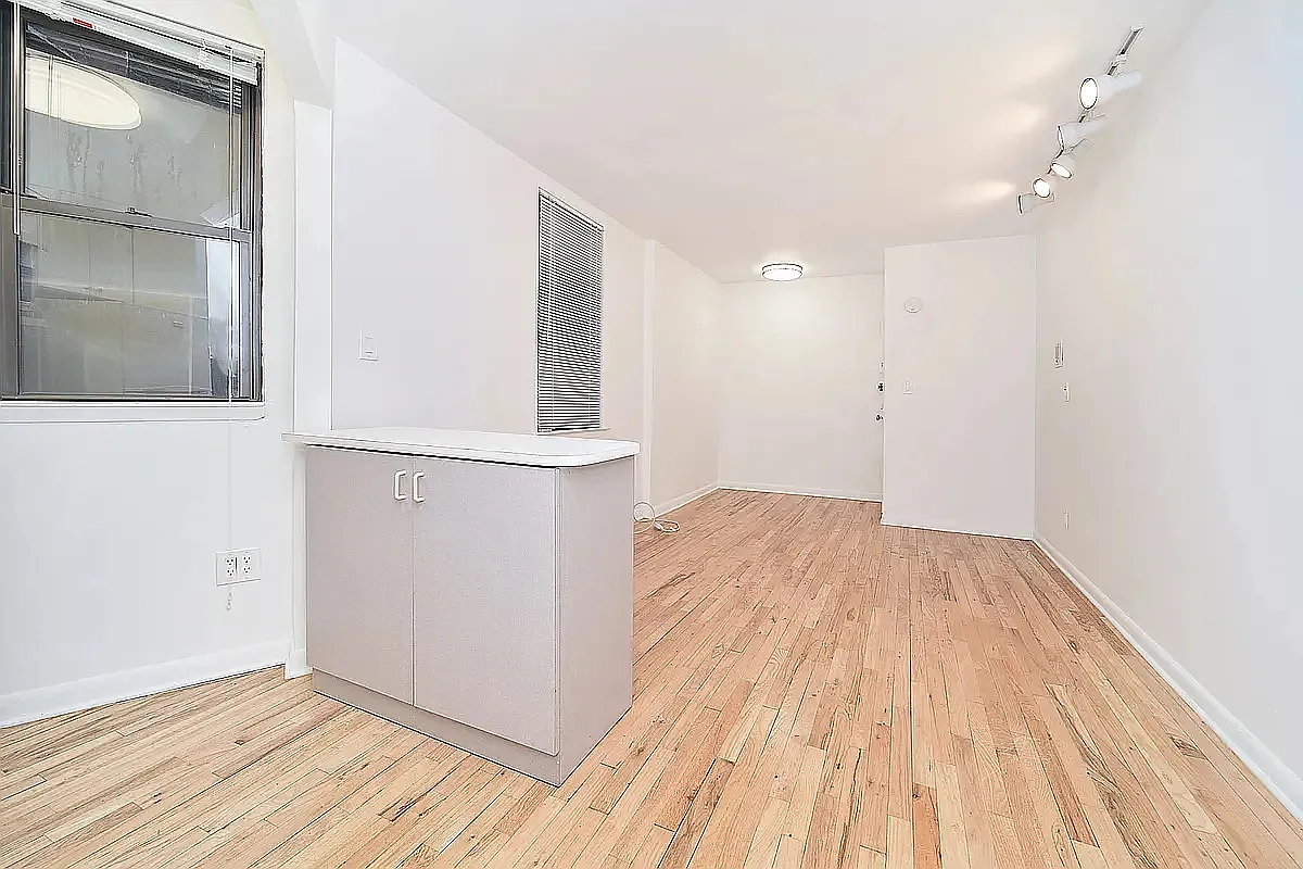 Building Photo - 217 E 25th St #4DD