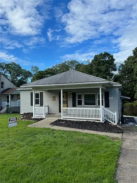 3 bed, 980 sqft, $1,300 — Photo 1