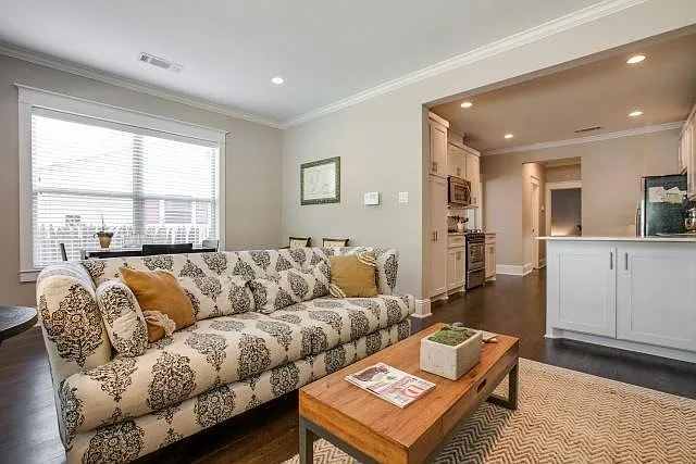 839 Woodlawn Ave — Photo 6
