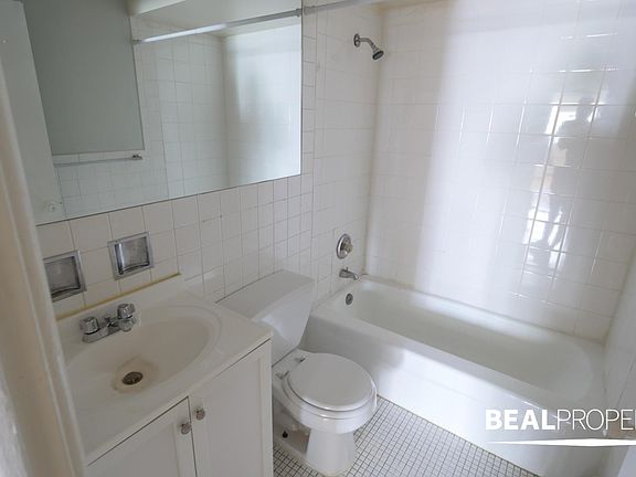 4th image of 510 W Briar Pl APT 306