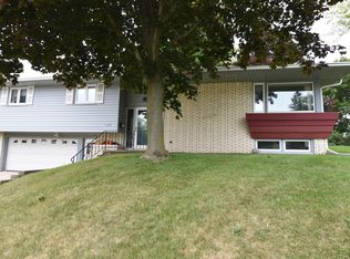 1228 Ed Mar Cir, Waukesha, WI