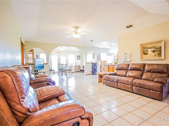 2nd image of 912 Lake View Dr