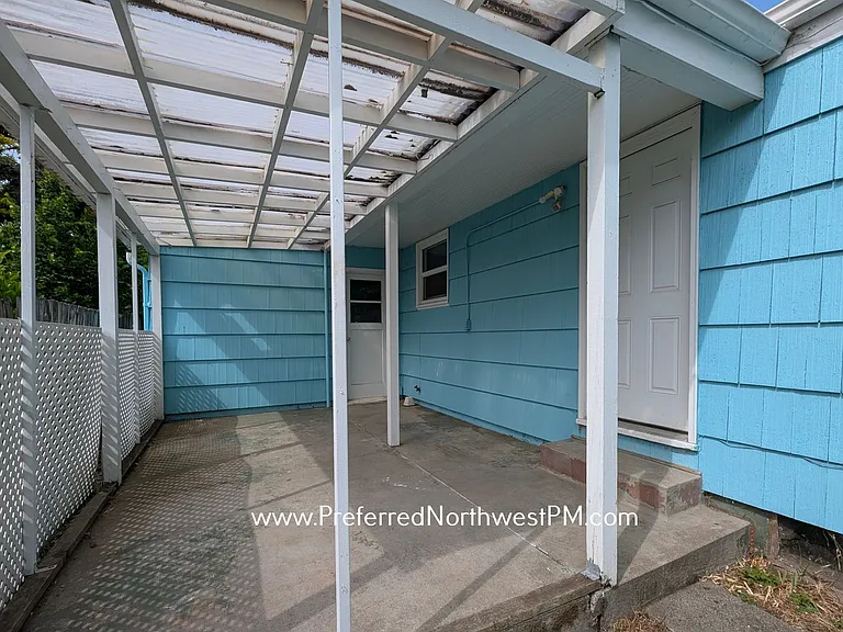 390 Stevens Ln — Photo 9