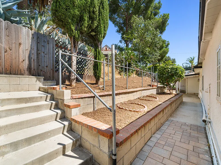 2035 Las Colinas Ave — Photo 49