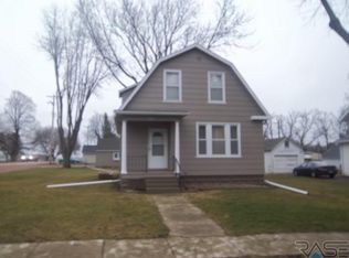 301 S Josephine Ave, Hills, MN 56138